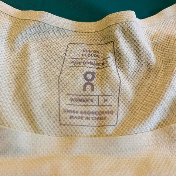 Women’s medium On Cloud performance t-shirt - Picture 6 of 7